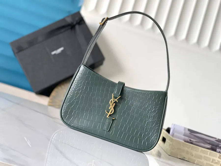 P600 657228 Green Crocodile Print Bucket Bag