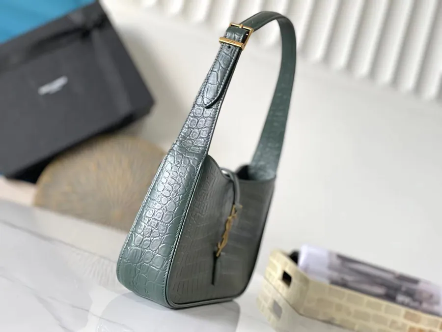 P600 657228 Green Crocodile Print Bucket Bag