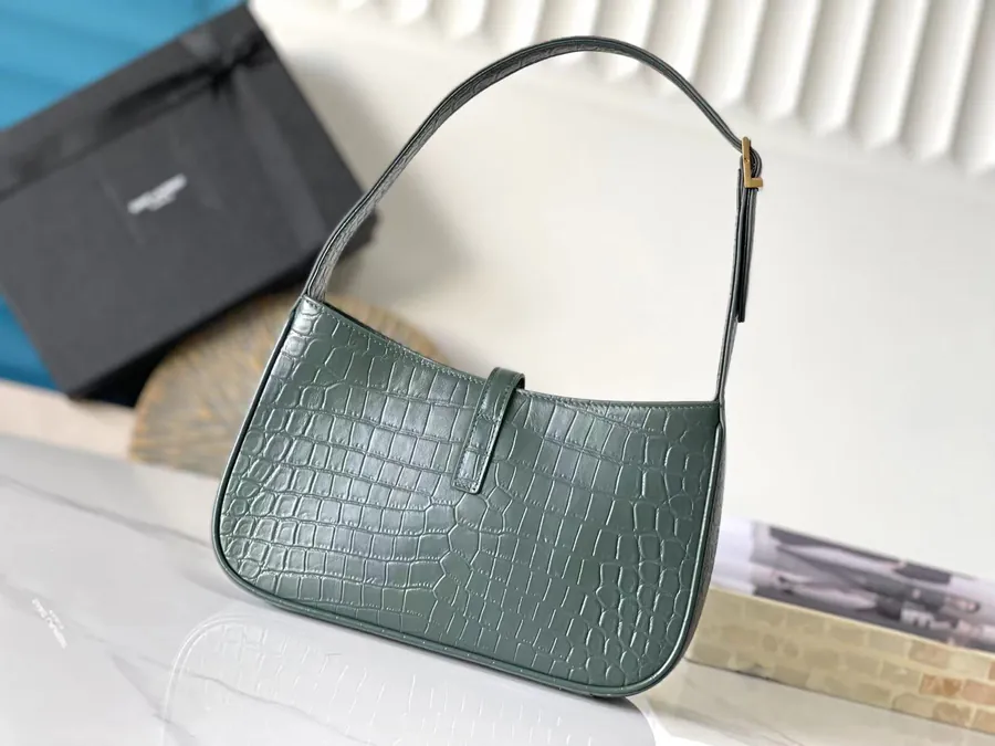 P600 657228 Green Crocodile Print Bucket Bag