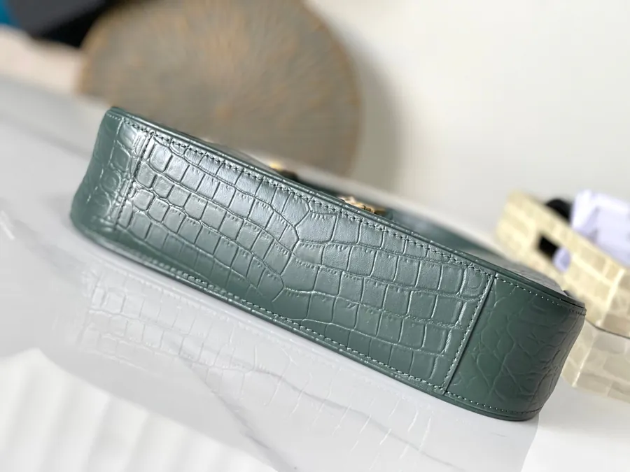 P600 657228 Green Crocodile Print Bucket Bag