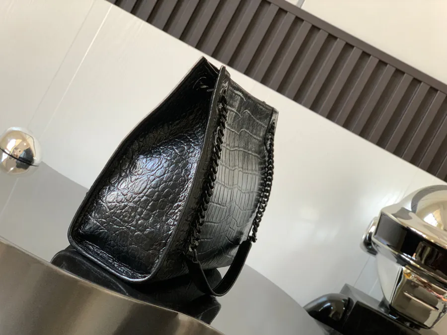Nikki Shopping Bag Premium Italian Leather with Magnetic Closure